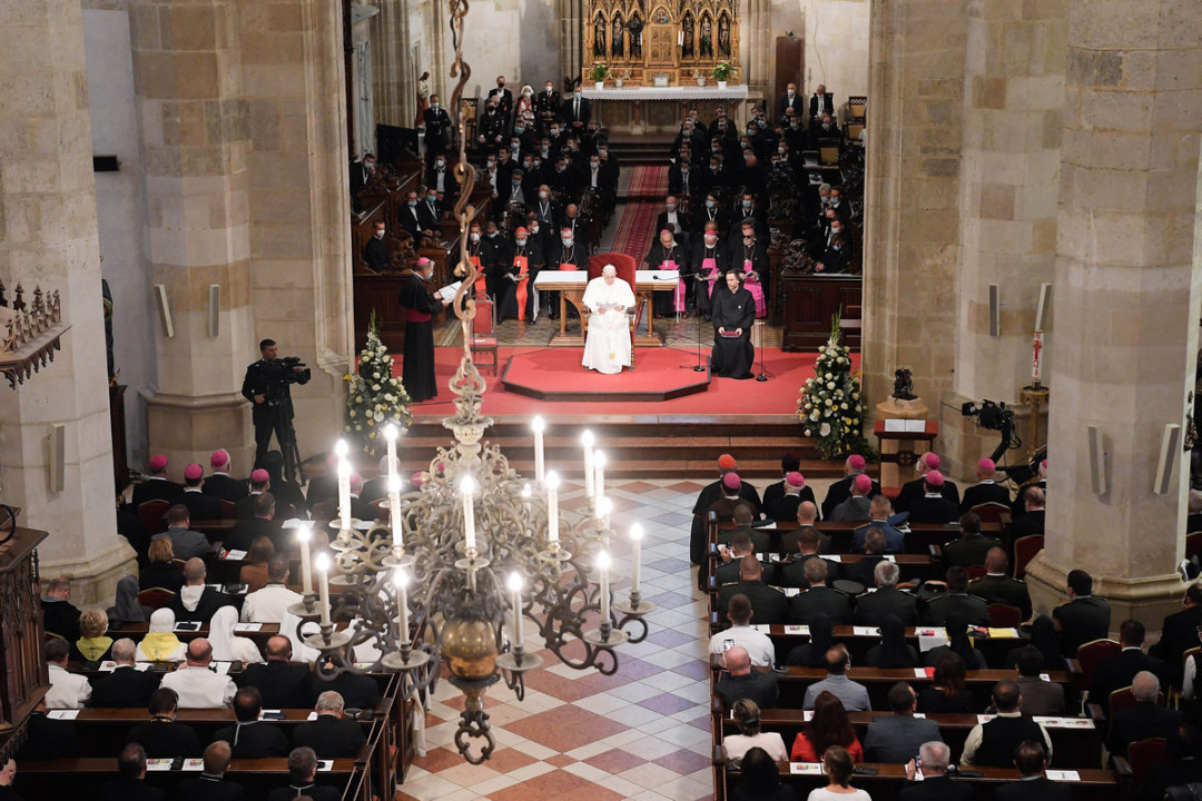 Papež v katedrali s škofi, duhovniki, redovnicami in redovniki ter katehisti