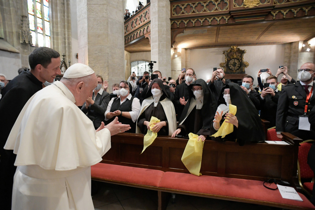 Papež pozdravlja redovnice v katedrali v Bratislavi