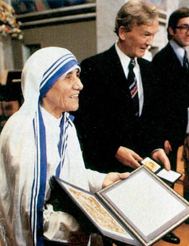 Mati Terezija prejema Nobelovo nagrado za mir