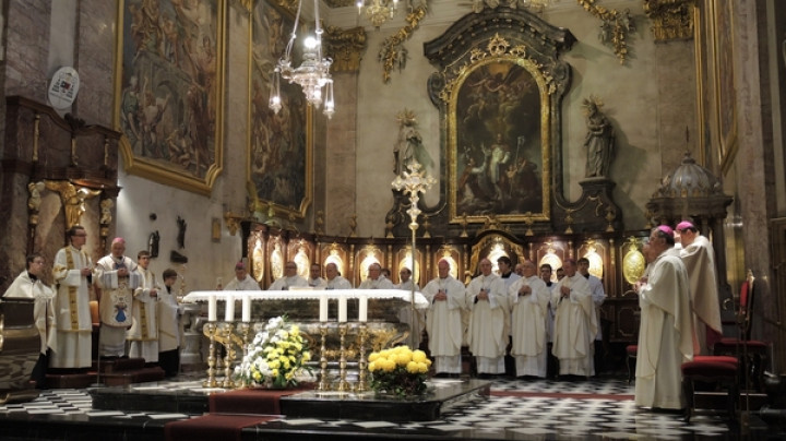 Škofje ob oltarju