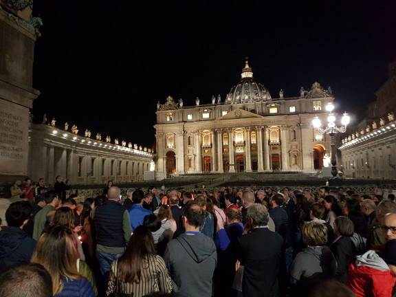 Večerna molitev za Alfieja na Trgu sv. Petra v Vatikanu