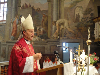 Škof Jamnik med nagovorom v vipavski cerkvi