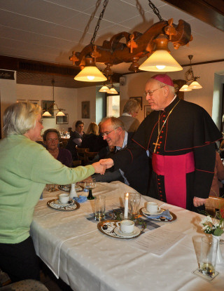 Škof Klug je vsakemu stisnil roko