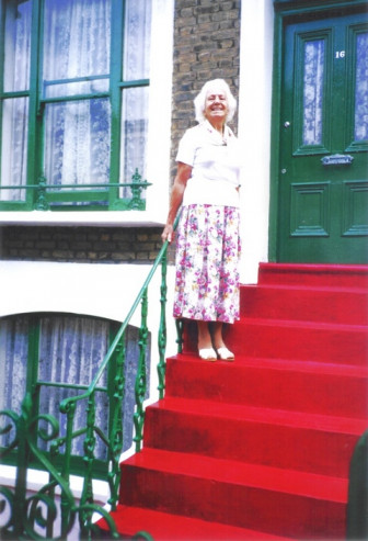 Pokojna Marjanca Hajnžič slikana pred svojim domom ob svoji 90-letnici