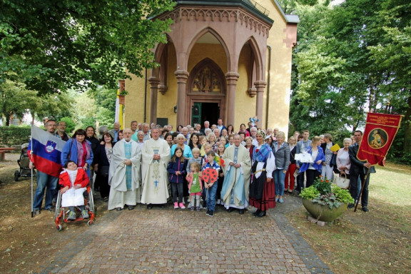 Skupinska fotografija pred cerkvijo