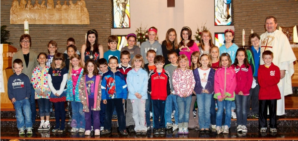 Otroci sobotne slovenske šole z učiteljico in župnikom