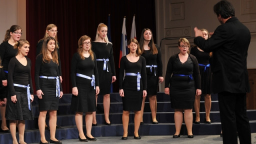 Zmagovalke med ženskimi zbori - APZ Univerze na Primorskem z Ambrožem Čopijem.