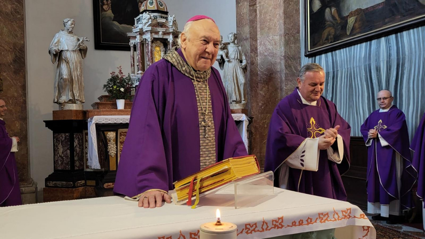 Škof Jurij Bizjak med sveto mašo za pokojnega Franca Boleta
