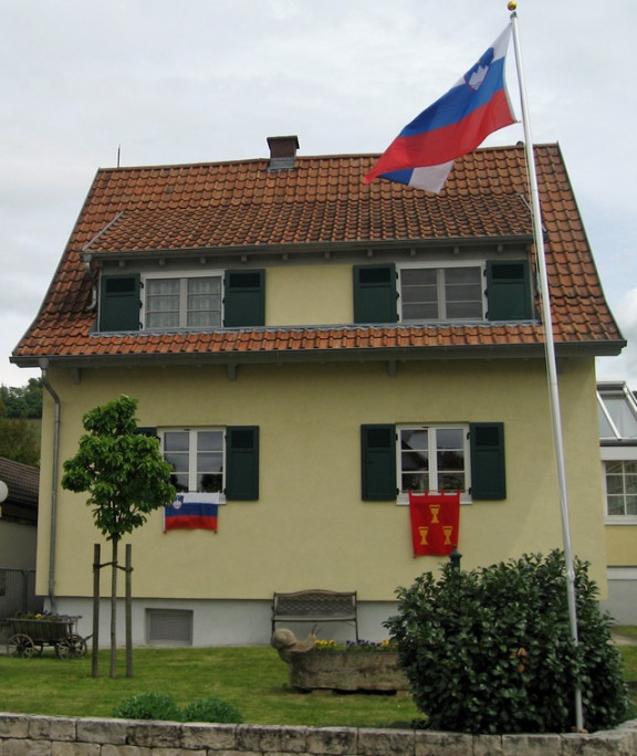 Takole Nemci izobešajo slovenske zastave