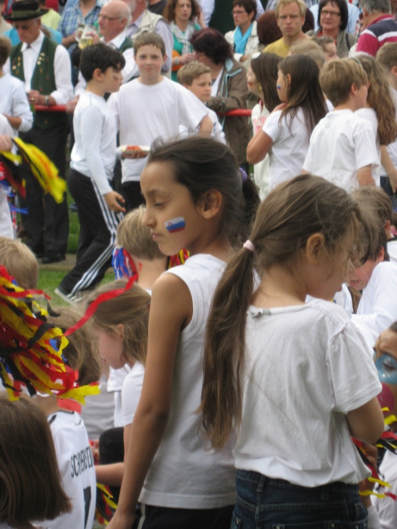 Tudi na licih otrok slovenske zastave