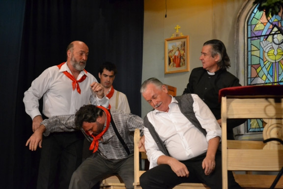 Med predstavo Don Camillo - Mondo piccolo v Carapachayju
