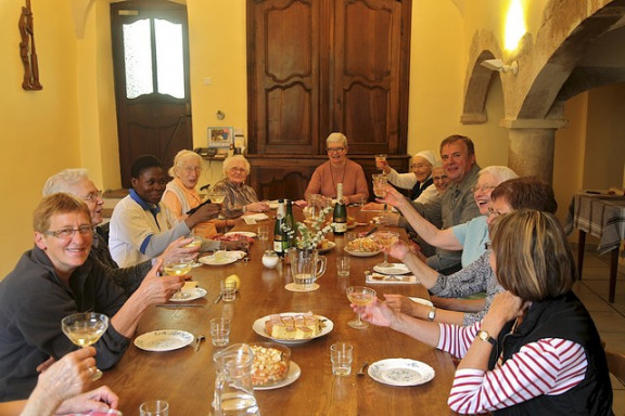 V obednici za isto mizo redovnice in gostje