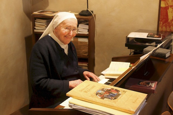 Sestra Serafina Černe je organistinja v samostanu in na župniji