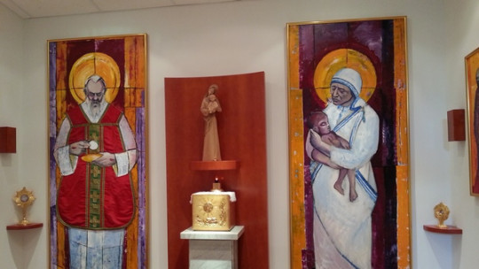 Podobi in relikviji zavetnikov radijske kapele bl. Matere Tereziji in sv. p. Pija