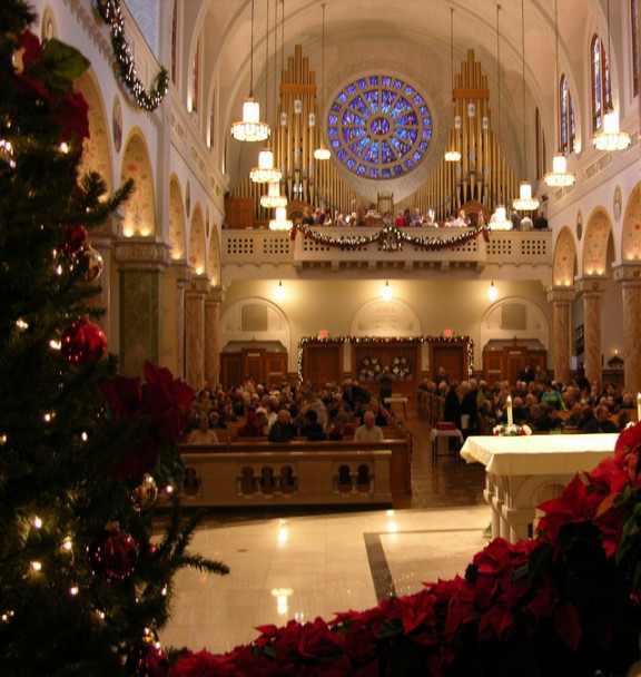Božično okrašena cerkev Svetega Vida