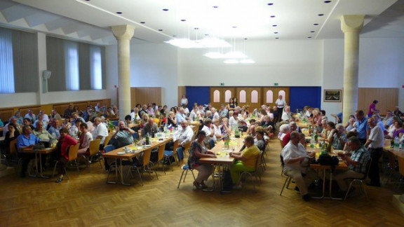 Polna dvorana na binkoštnem praznovanju v Essnu