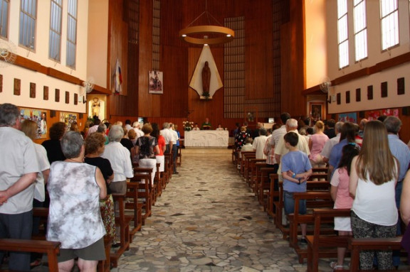 Sveta maša v cerkvi Marije Kraljice