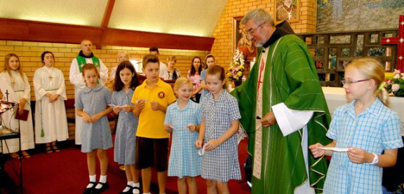 Učenci Slomškove šole sodelujejo pri sveti maši ob začetku novega šolskega leta. Kew, nedelja, 15. februarja 2015