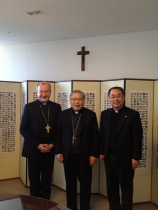Škof Jamnik s seulskim kardinalom in predsednikom Katoliške Univerze Južne Koreje 