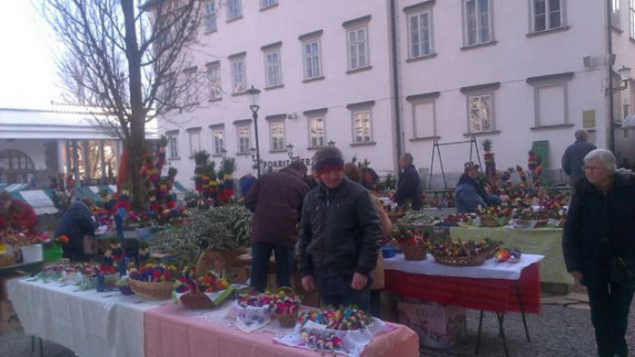 V tednu pred cvetno nedeljo je na Pogačarjevem trgu pri ljubljanski stolnici takole pisano.