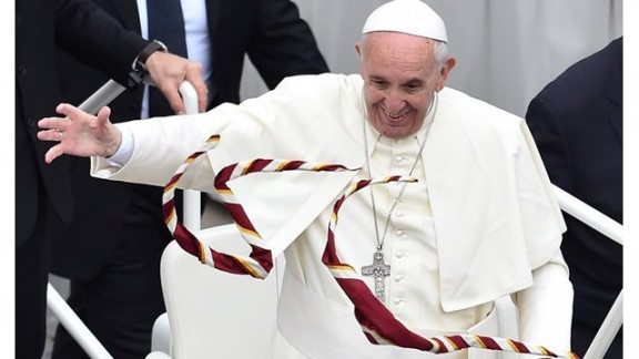 Papež Frančišek pozdravlja 70 tisoč glavo množico najstnikov.