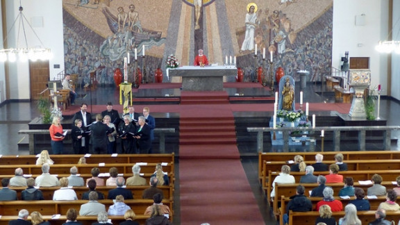V cerkvi je pel del zbora Slovenski cvet