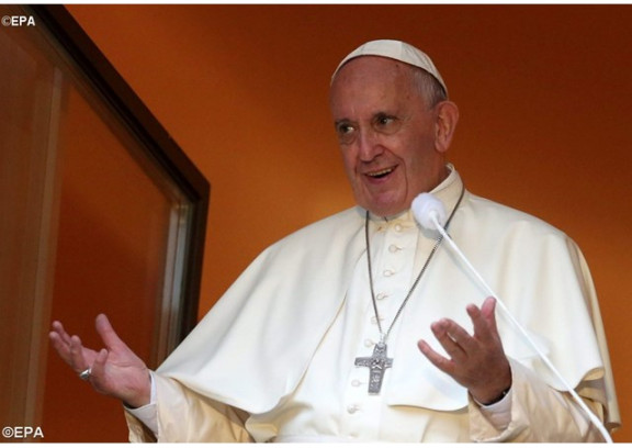 Papež med pozdravom mladoporočencem
