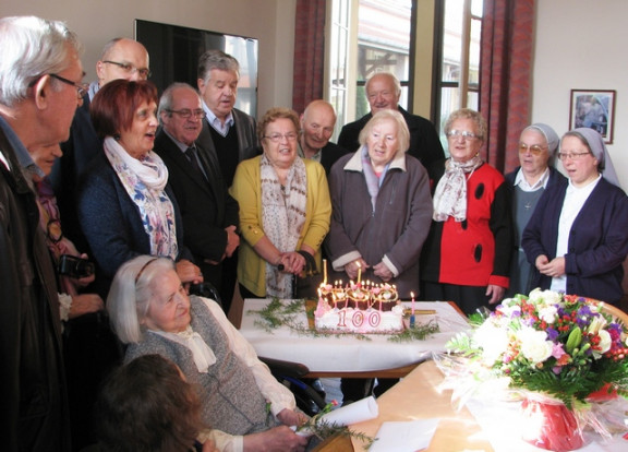 Skupaj so ji zapeli vse najboljše za 100. rojstni dan