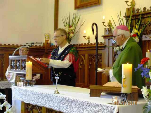 Žegnanje slovenske cerkve vseh svetih in voščilo škofu  Inghamu za 75. rojstni dan