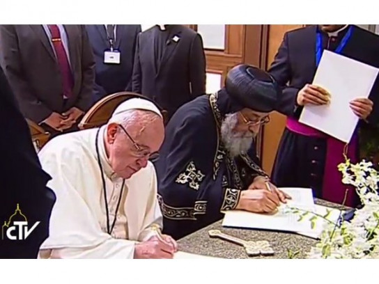 Papež Frančišek in patriarh Tavadros podpisujeta skupno izjavo