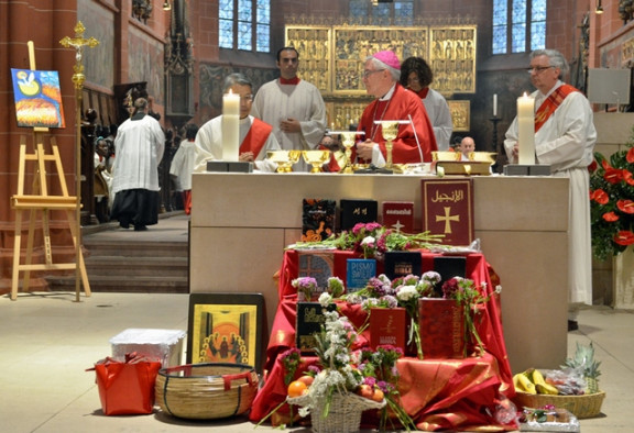 Daritveni oltar v stolnici, okrašen s svetimi pismi, darovi in rožami
