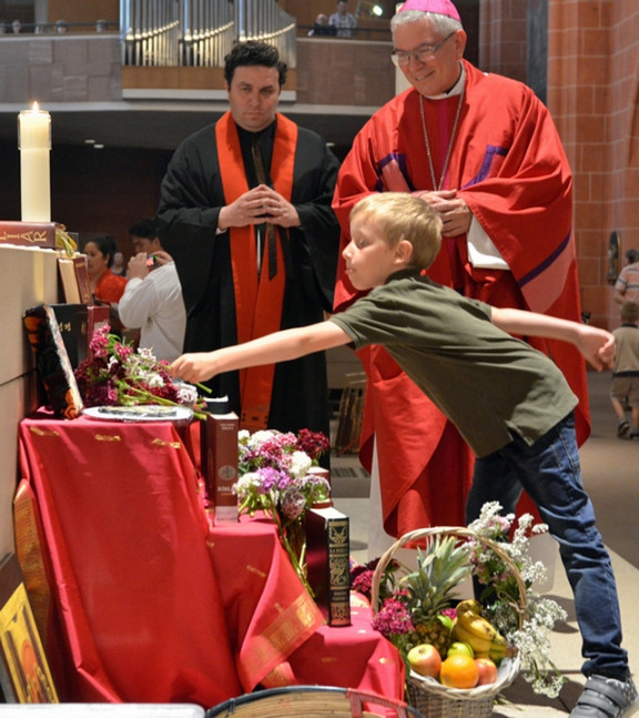 Med otroki je tudi Rok položill pred oltar rožico