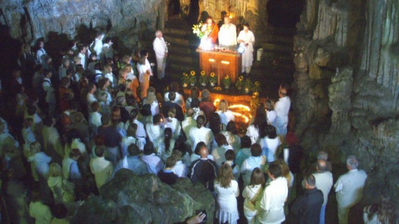 V Sveti jami se vsako leto srečajo častilci reinkarniranega sv. Socerba, psihokirurga Stephena Turoffa