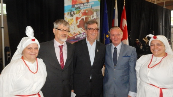 Minister Žmavc v družbi veleposlanika dr. Cencena in župana Ottawe Jima Watsona ter plesalk slovenske folklorne skupine iz Winnipega