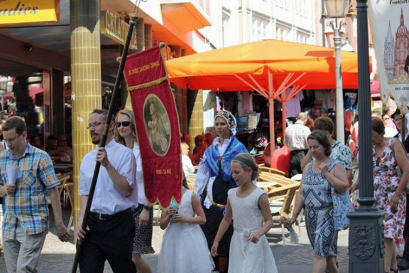 V procesiji mimo restavracij v cerkev sv. Jerneja