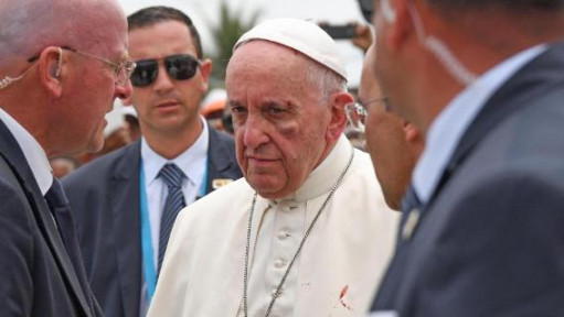 Papež s potpludbo pod arkado