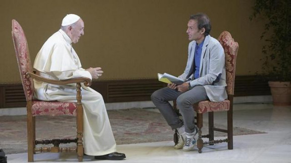 Papež med intervjujem