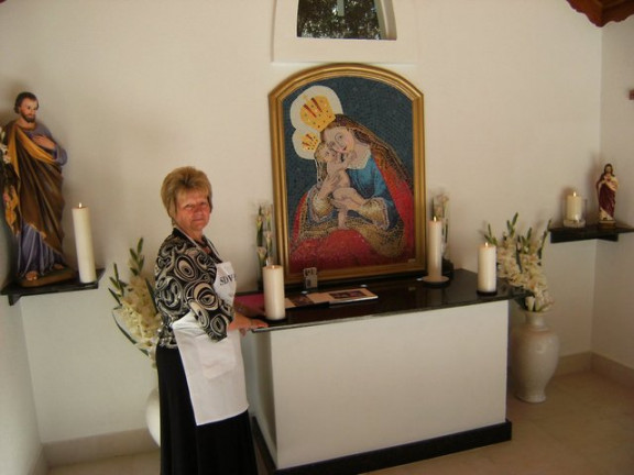 Marta Gjerek, arhitektova mati pred mozaikom, ki jedelo Lojzeta Jeriča iz Melbourna