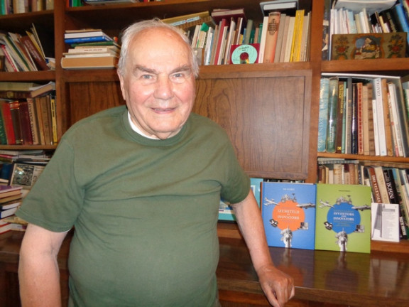 Dr. Edi Gobec s svojima knjigama