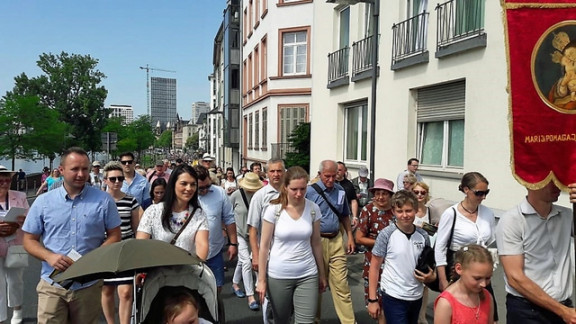 Skupina iz slovenske župnije pri telovski procesiji v Frankfurtu