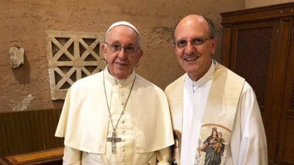 Papež z brazilskim duhovnikom v zakristiji