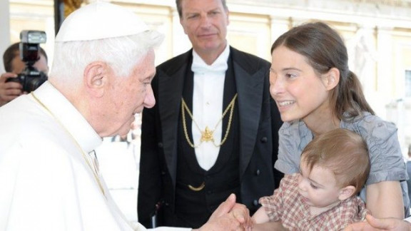 Chiara Corbella Petrillo nekaj mesecev pred smrtjo pri papežu Benediktu XVI.