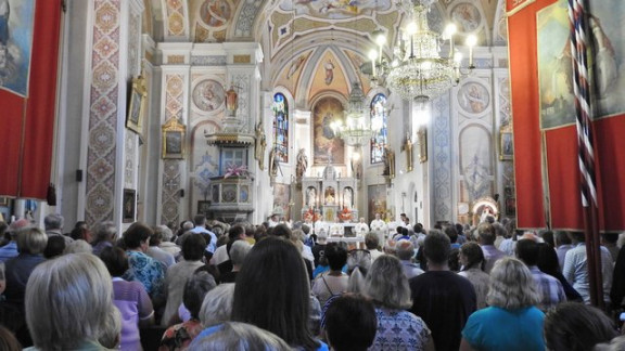 Polna cerkev v Novi Štifti - mašo daruje nadškof Stanislav Zore