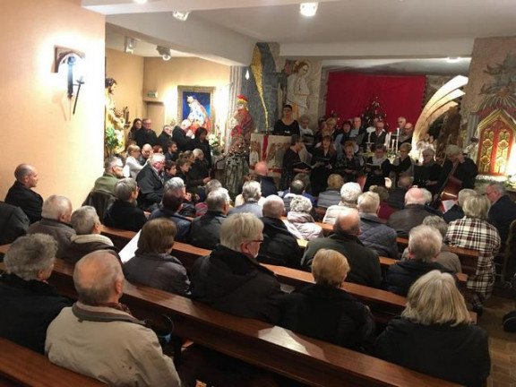 Slovenske božične pesmi izvaja zbor Jadran kot preludij k večerni  maši Gospodovega rojstva