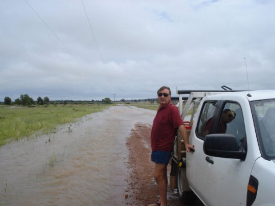 Ivan Pišotek pred poplavljeno cesto