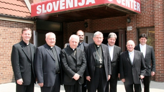 Duhovniki ob kardinalu in nadškofu