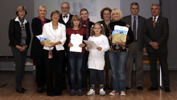 Učenke in učenci ter mentorji OŠ Ledina, Ljubljana, ob prejemu 2. nagrade v kategoriji Osnovna šola - nižja stopnja