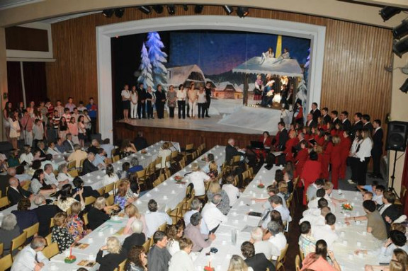 Otroški pevski zbor šole Franceta Balantiča - Mešani pevski zbor San Justo in pogled v dvorano pri skupnem zajtrku