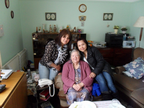 Miryan in Ilma, gospodinji Našega doma ob 94-letni Olgi Agier