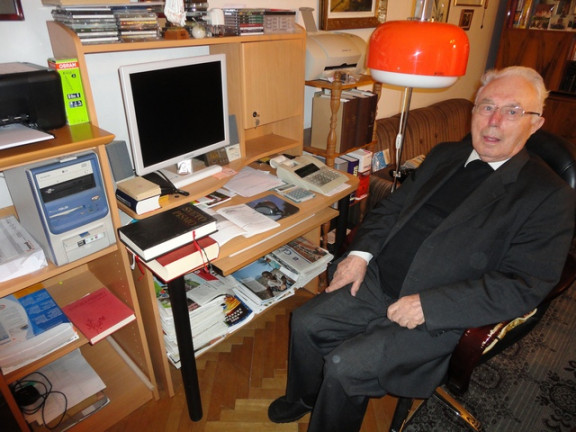 Aleksander Lestan pri 93-ih letih za računalnikom